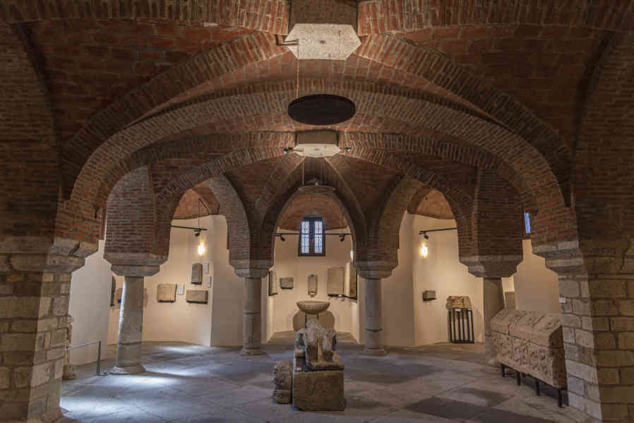 León 049 - Astorga - palacio Gaudí - sótano.jpg
